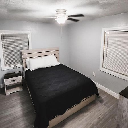 Cozy 3 Bedroom House Near Airport/Raymond Stadium/Downtown. タンパ エクステリア 写真