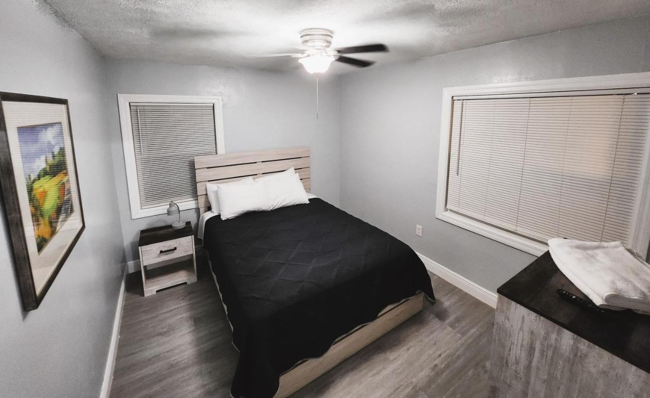Cozy 3 Bedroom House Near Airport/Raymond Stadium/Downtown. タンパ エクステリア 写真