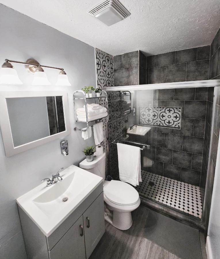 Cozy 3 Bedroom House Near Airport/Raymond Stadium/Downtown. タンパ エクステリア 写真