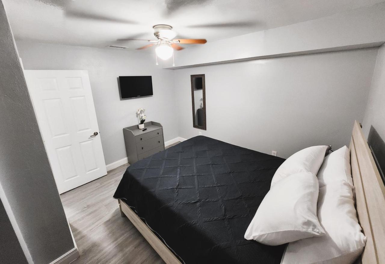 Cozy 3 Bedroom House Near Airport/Raymond Stadium/Downtown. タンパ エクステリア 写真