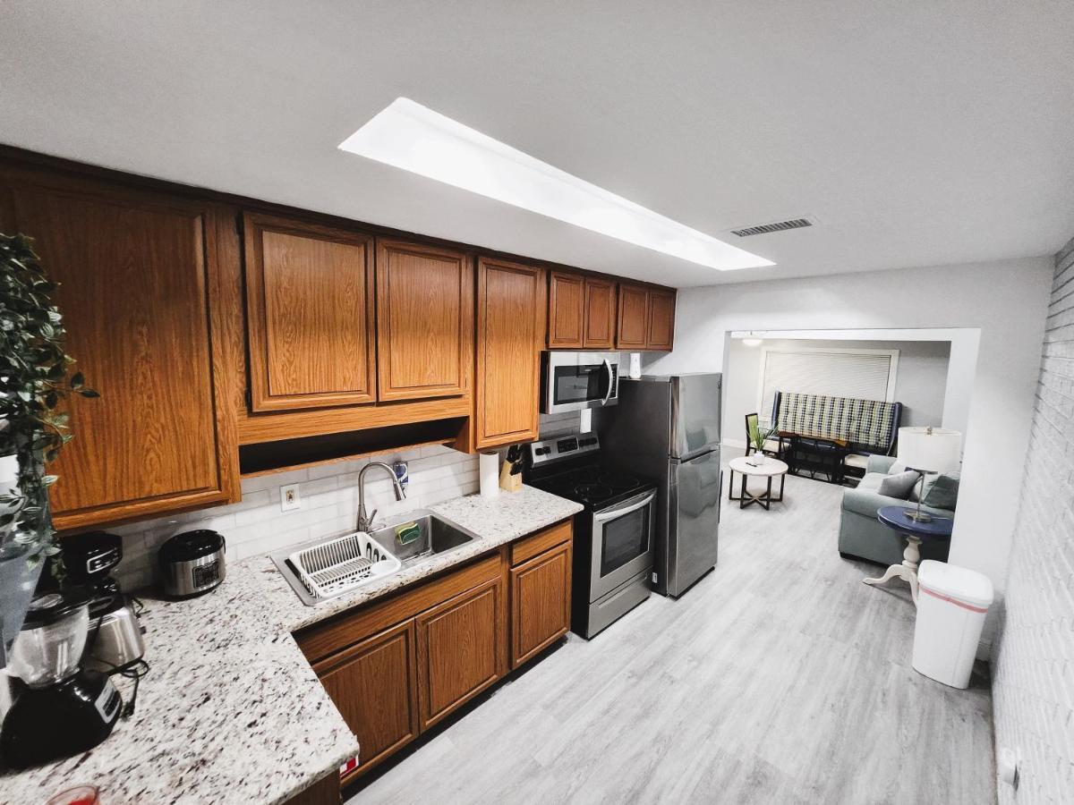 Cozy 3 Bedroom House Near Airport/Raymond Stadium/Downtown. タンパ エクステリア 写真