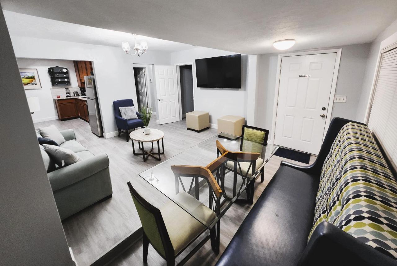 Cozy 3 Bedroom House Near Airport/Raymond Stadium/Downtown. タンパ エクステリア 写真